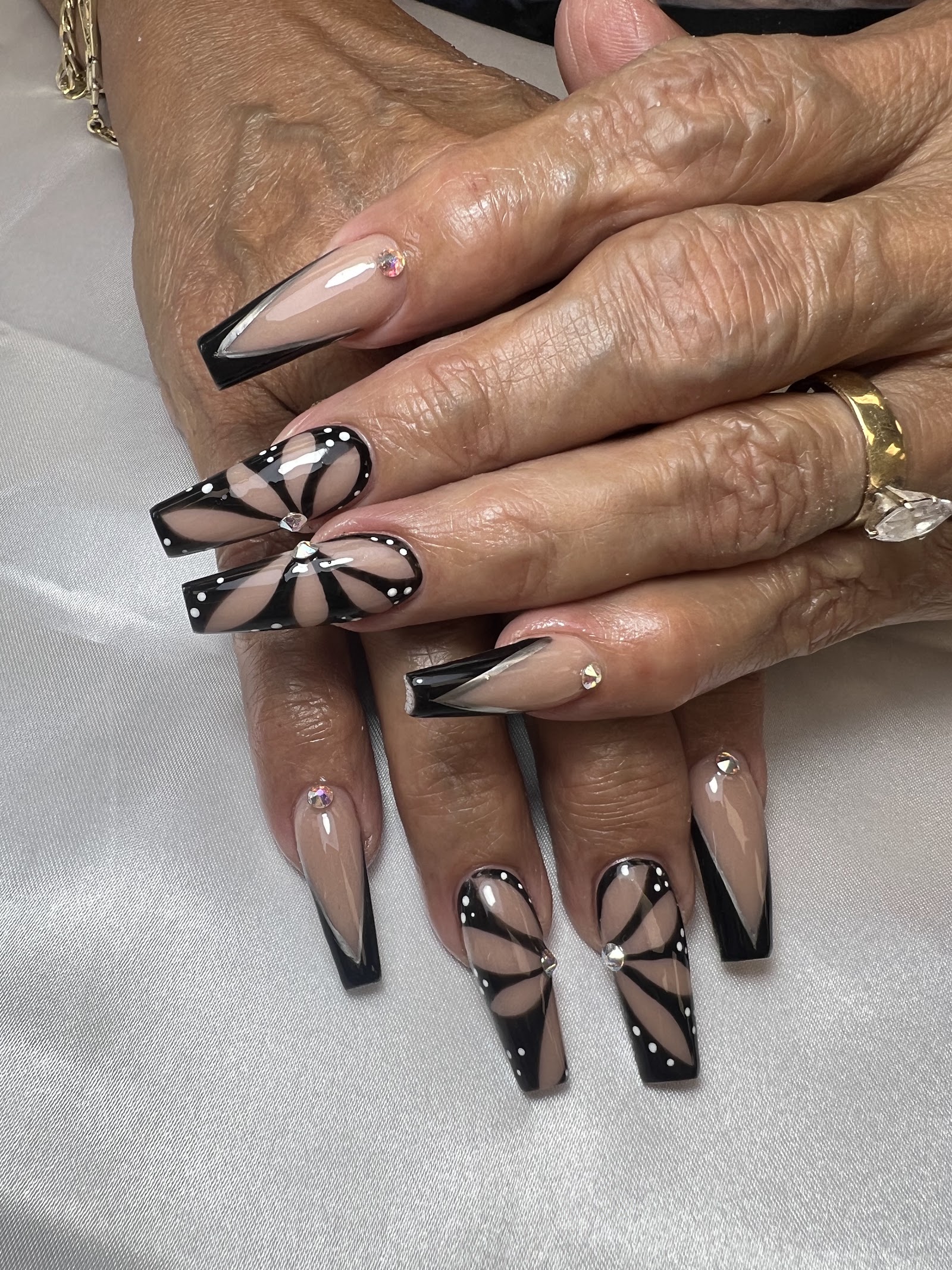 May Nails logo